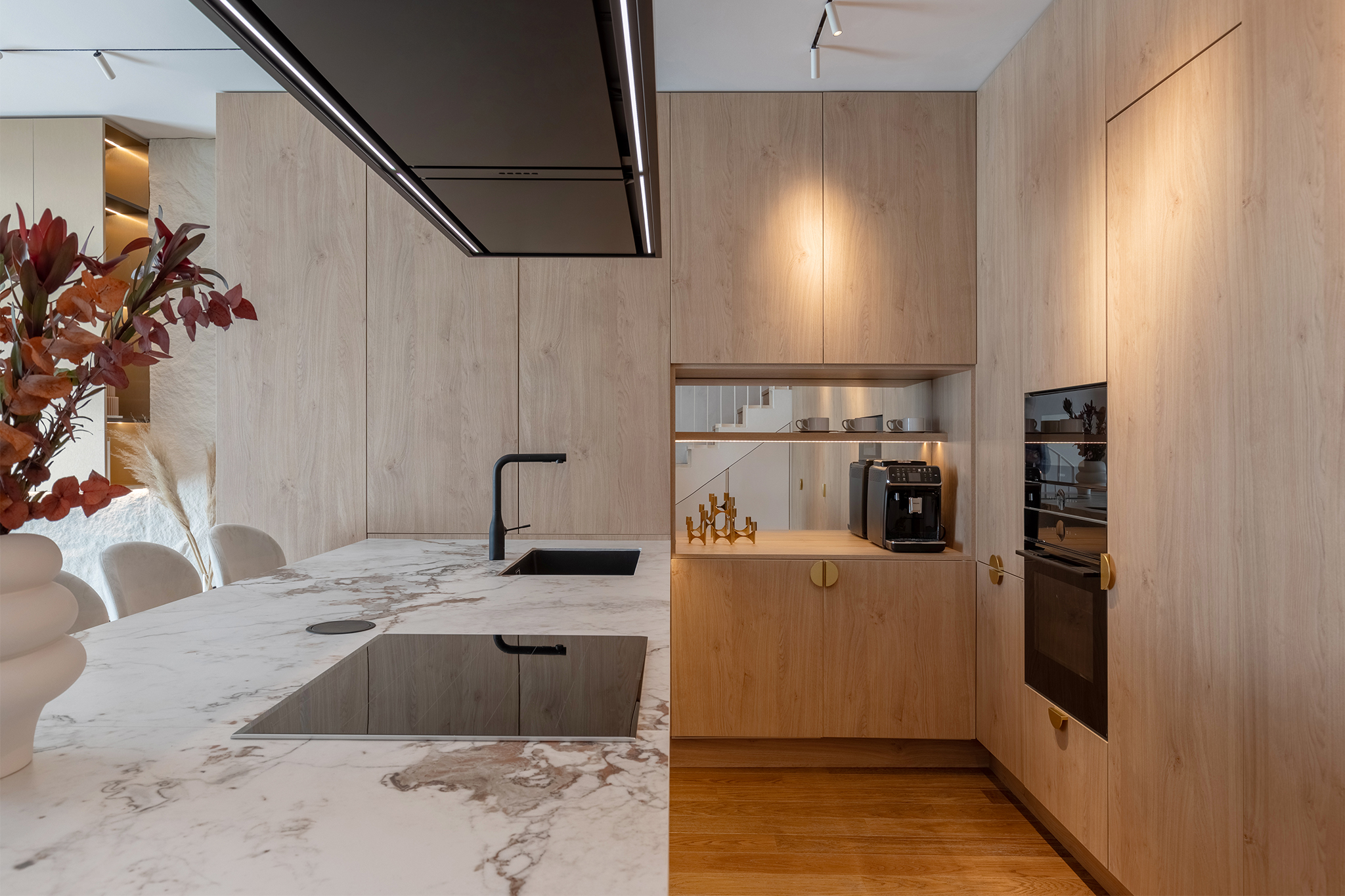 Design interior bucatarie cu insula placata cu ceramica
