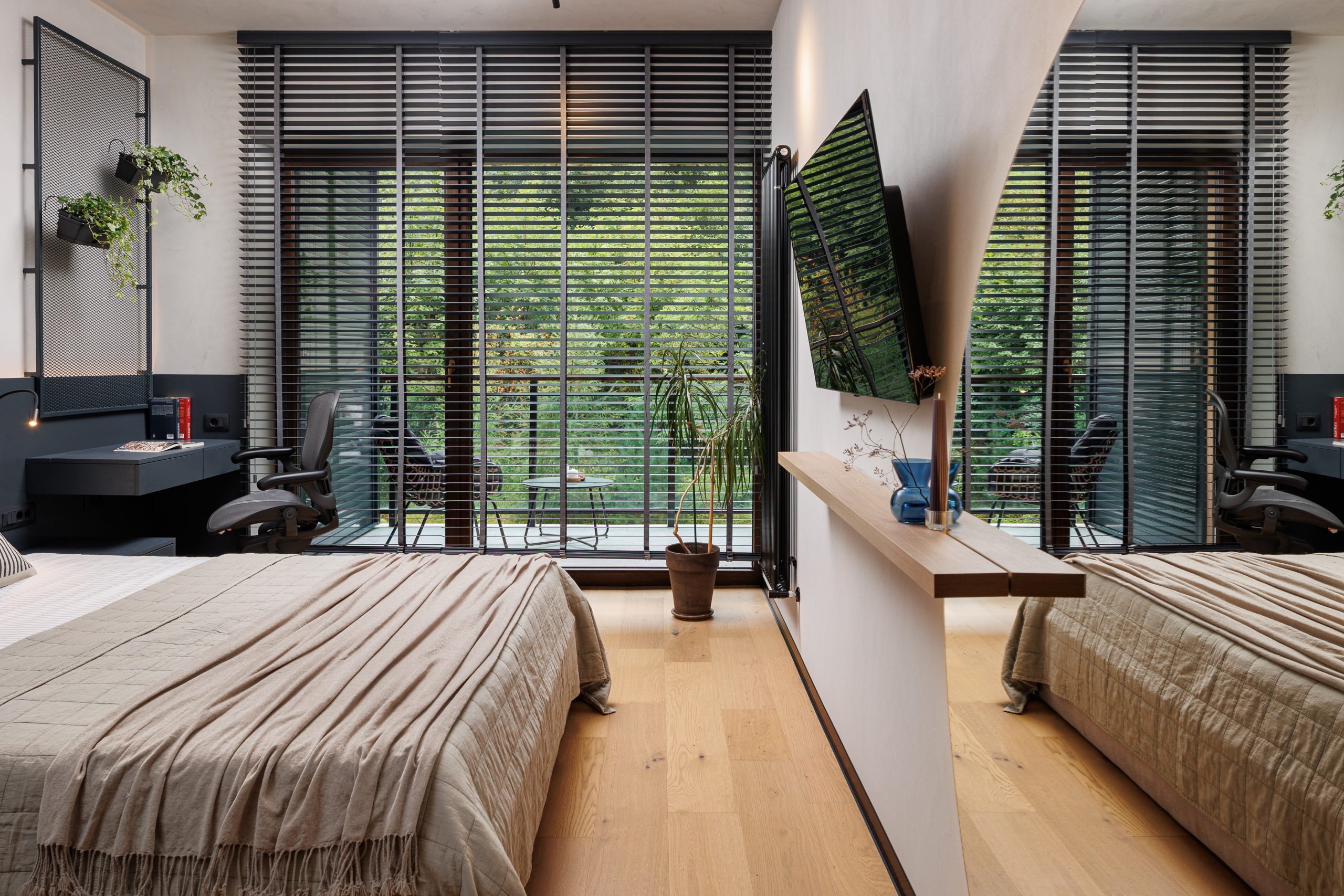 Design interior dormitor cu vedere spre padure